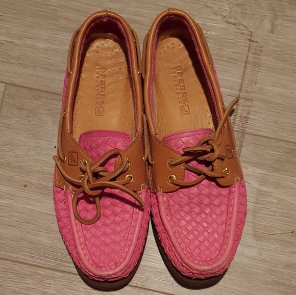 Sperry Shoes - Sperry in pink with criss cross pattern
